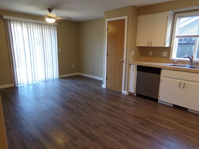 Building Photo - Three Bedroom on quiet cul-de-sac!