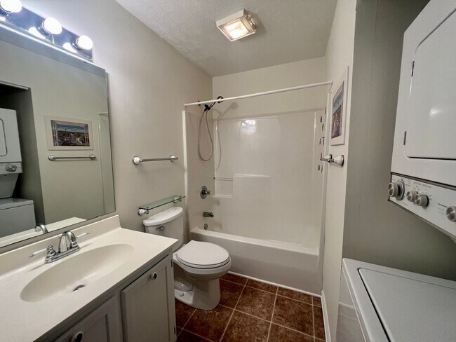 Building Photo - Longs - 1 Bedroom / 1 Bathroom Condo