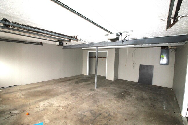 Building Photo - 2928 Landon Dr