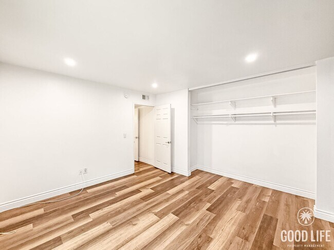 Building Photo - Updated 4B 2BA Home in Paradise Hills w/ S...