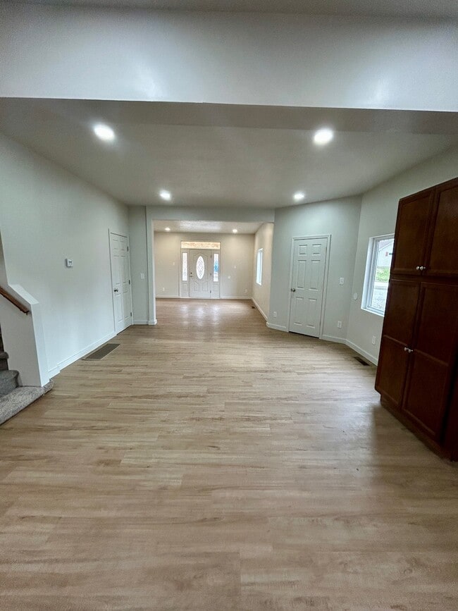 Building Photo - 1423 Mitchell Ave