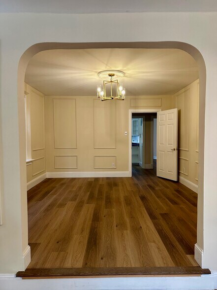 Building Photo - 408 S Hanley Rd