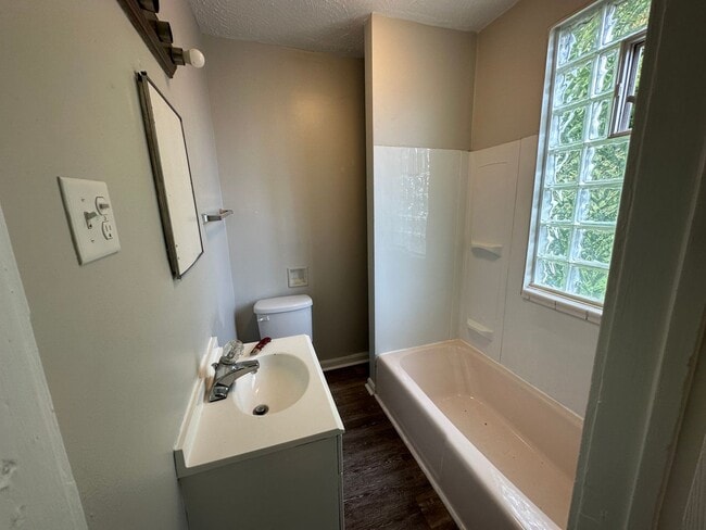 Building Photo - 722 Delhi Ave