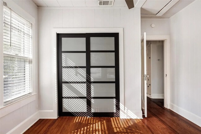 Building Photo - Great Location! Charming Home!