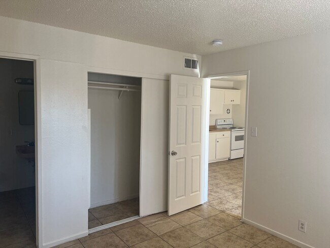 Building Photo - Available 1 Bedroom Condo In Central Las V...
