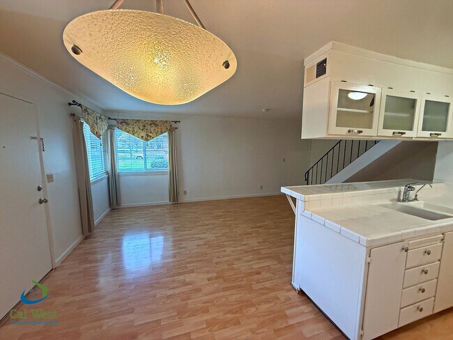 Building Photo - $2795 - 2 Bed/1 Bath Townhome in North San Jose-Near Lightrail