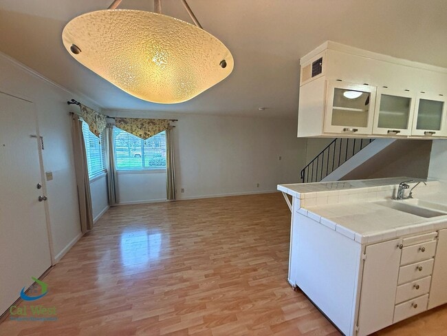 Building Photo - $2895 - 2 Bed/1 Bath Townhome in North San Jose-Near Lightrail