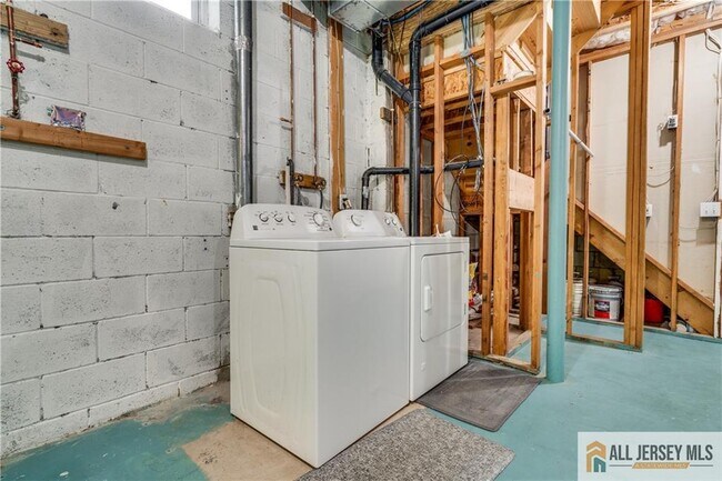 Building Photo - 9 E Burgess Dr