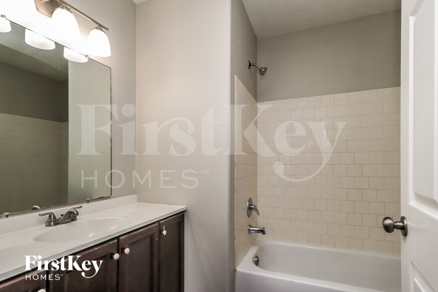 Building Photo - 10684 Royal York Dr