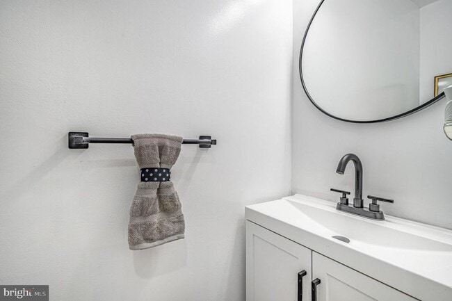 Building Photo - 1325 Barnaby Terrace SE