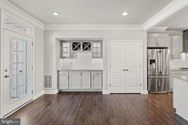 Building Photo - 7086 Executive Way