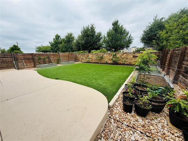 Building Photo - 13904 Osmarea Dr