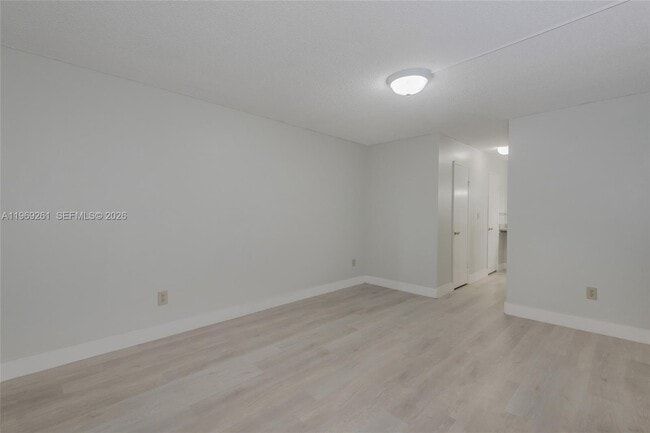 Building Photo - 9150 Fontainebleau Blvd