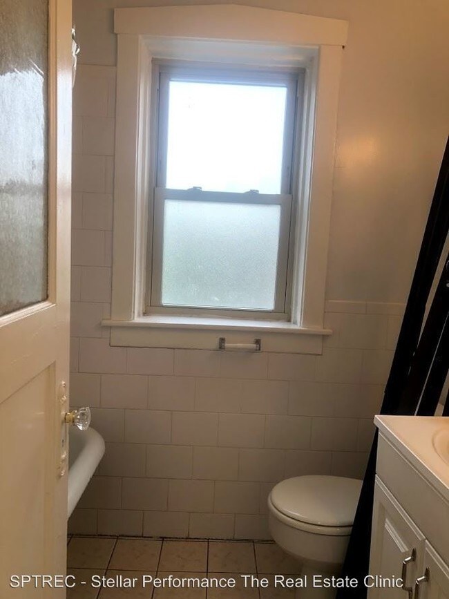 Building Photo - 118 1/2 S Maple Ave