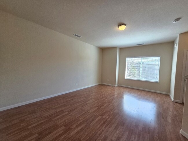 Building Photo - 3 Bedroom 2.5 Bath Close to UNR!