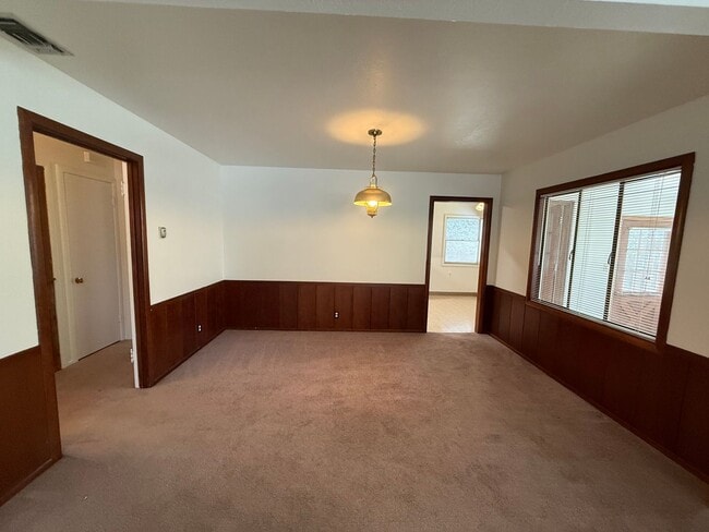 Building Photo - Spacious 3 bed 2 bath home available now!