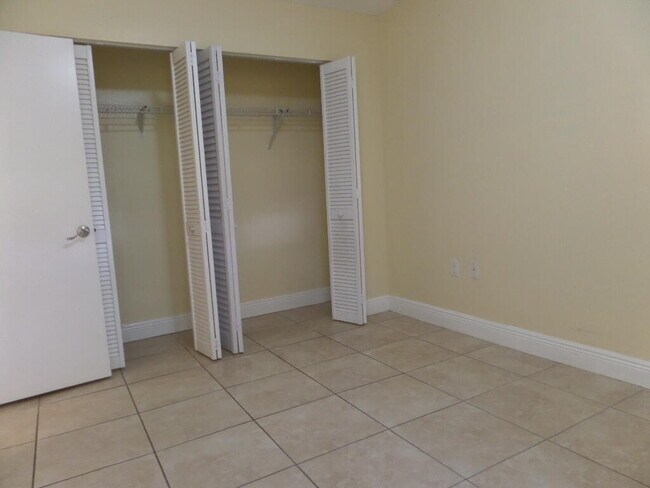 Building Photo - 1524 Lake Crystal Dr