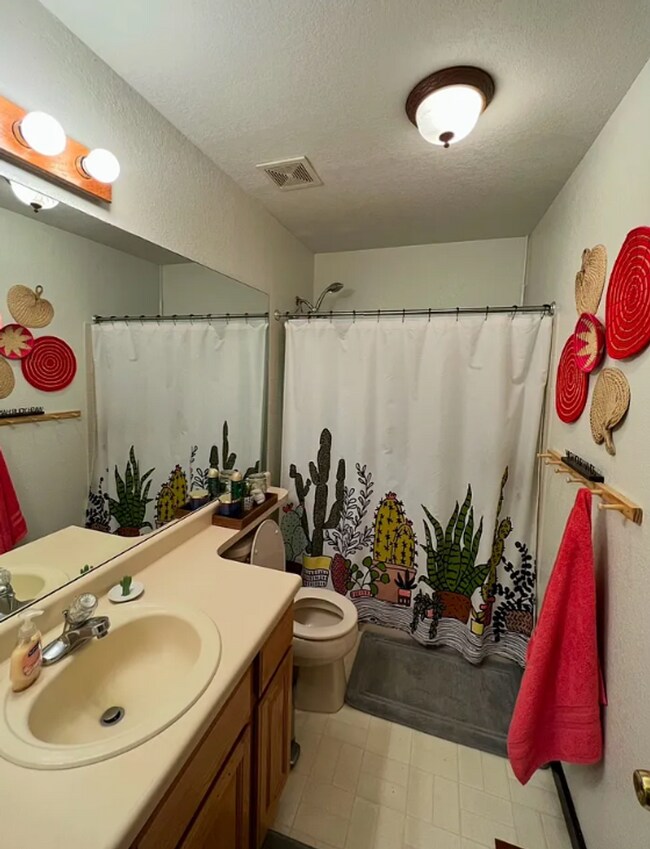 Building Photo - Room in a large shared home, great neighborhood, friendly roommates!