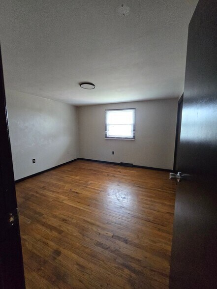 Building Photo - 1413 E 38th St