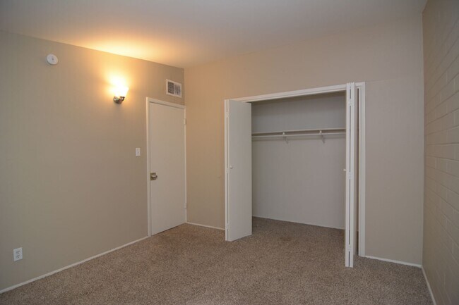Building Photo - 1518 S Tucson Blvd