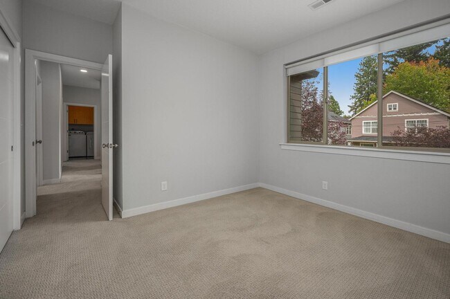 Building Photo - Modern Elegance! Eastmoreland Stunner! Pre...