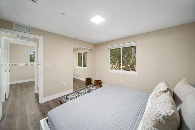 Building Photo - 2311 Scott St