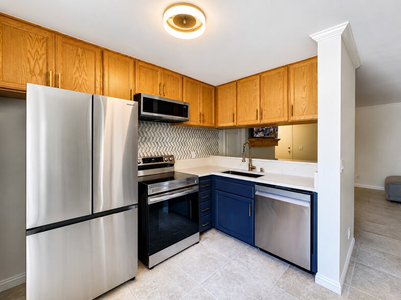 Building Photo - 6930 Hyde Park Dr