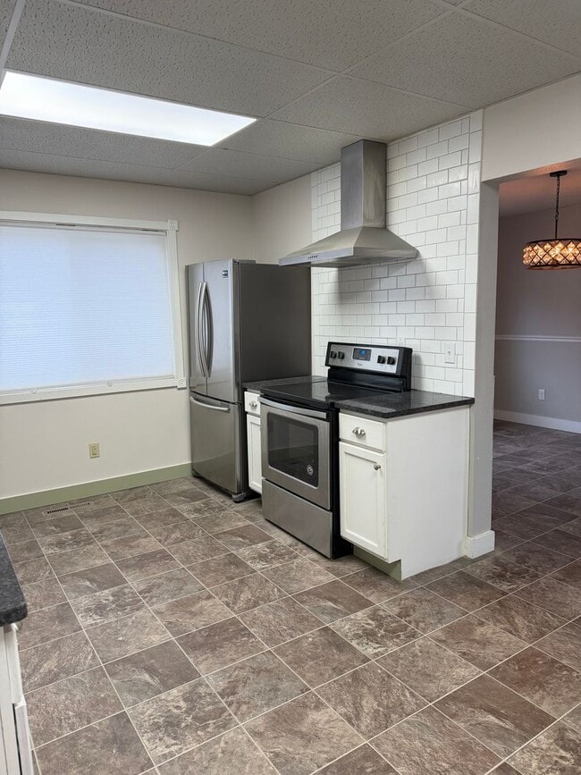 Building Photo - 5 bedroom house next to park