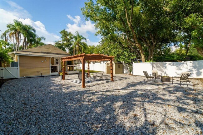 Building Photo - 405 E Adalee St