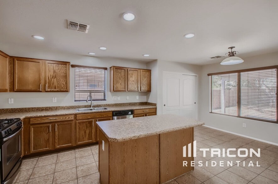 Building Photo - 40352 W Novak Ln