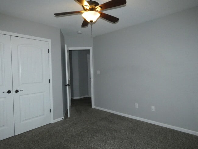 Building Photo - Beautiful Town Home!