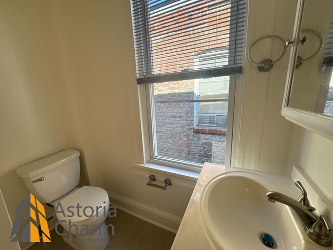 Building Photo - Comfortable 3-Bedroom with Hardwood Floors...