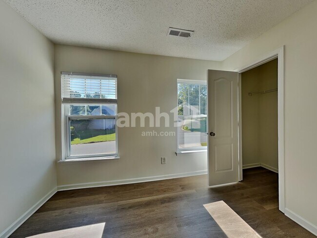 Building Photo - 190 English Hills Dr