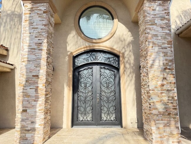 Building Photo - Gated estate with a backyard oasis