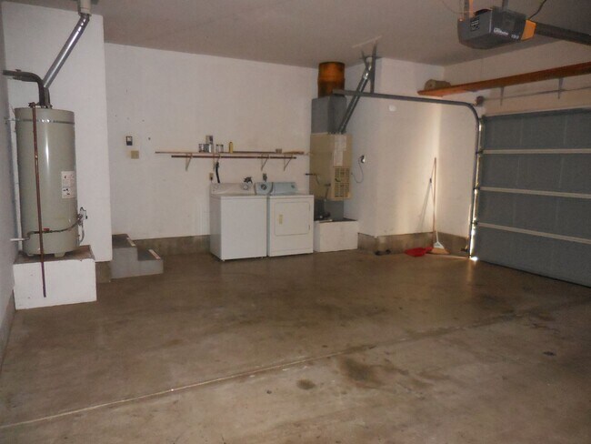 Building Photo - Spacious 2-Bedroom, 2-Bath Single-Story Du...
