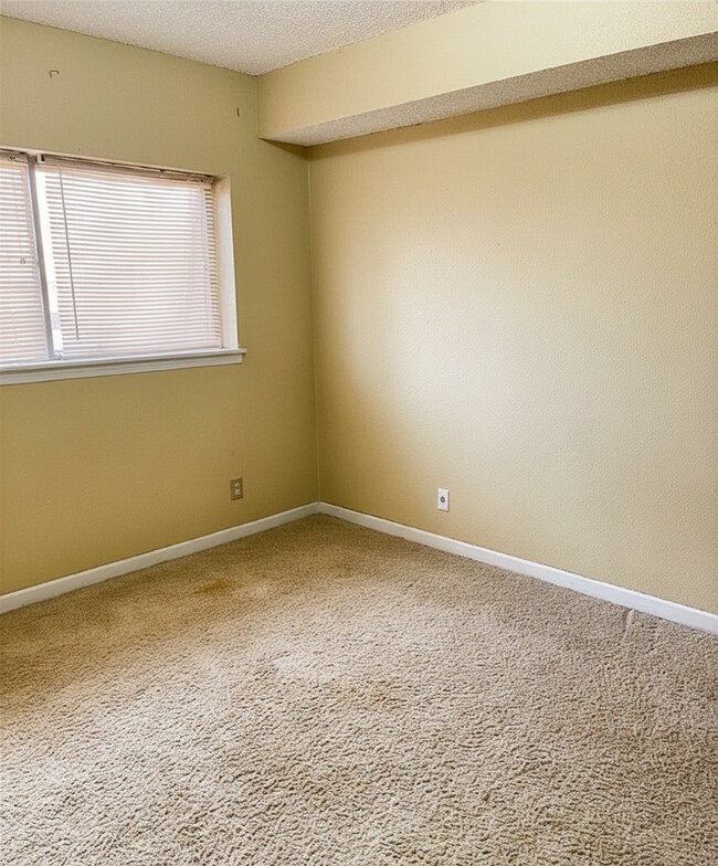 Building Photo - Spacious 2 Bed / 2 Bath Unit in Tulsa