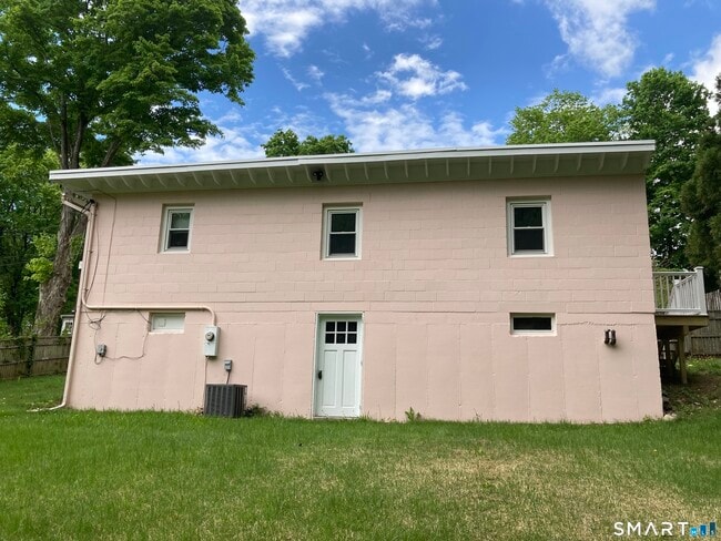Building Photo - 10 Phelps Ln