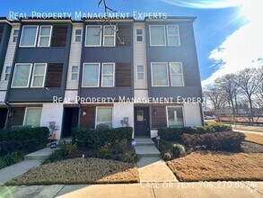 Building Photo - Stunning 3BR/4BA Townhouse in Charlotte!