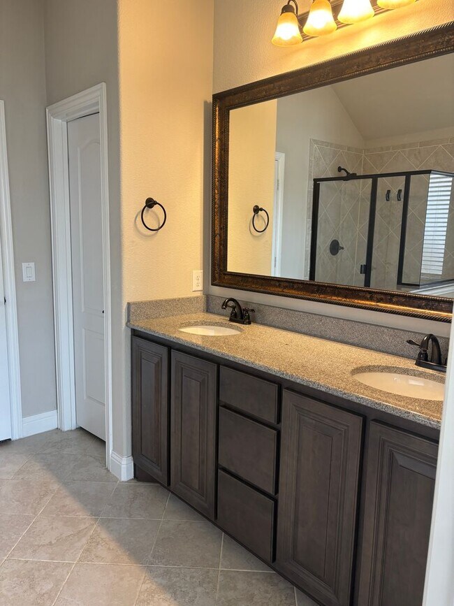 Building Photo - Beautiful 3/2/2 Minutes from Sherman's Town Center!