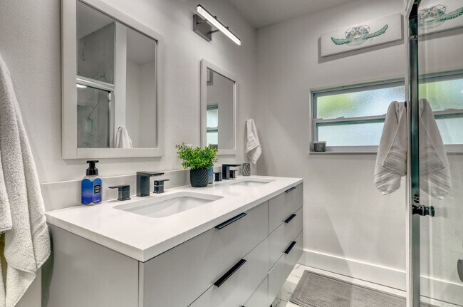 Building Photo - 106 Playmore Dr