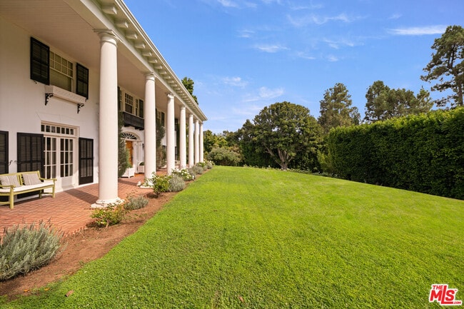 Building Photo - 1006 N Crescent Dr