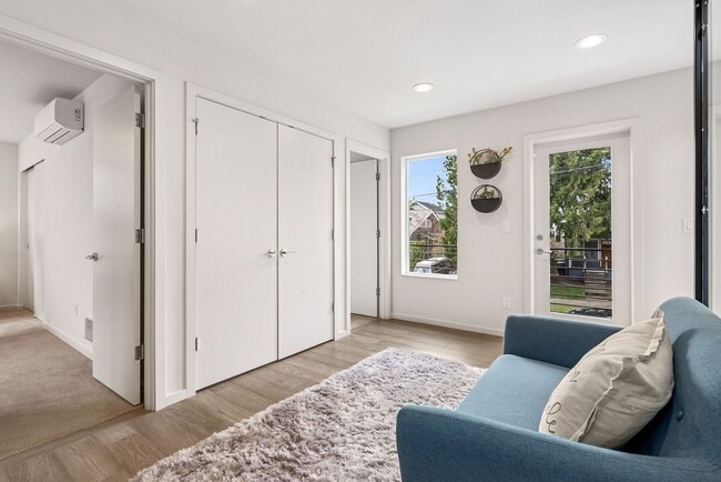 Building Photo - Judkin Parks Townhome
