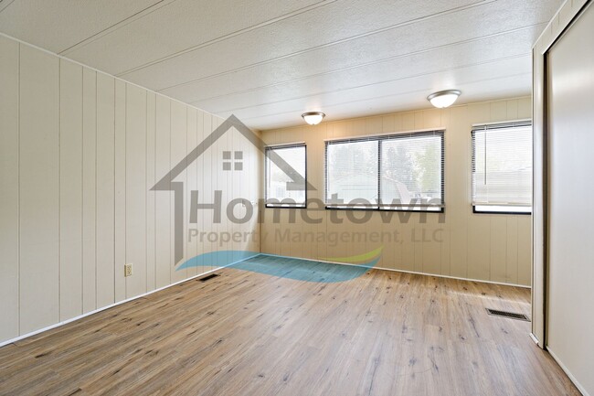 Building Photo - 2 Bedroom 2 Bath Home with Off-Street Park...