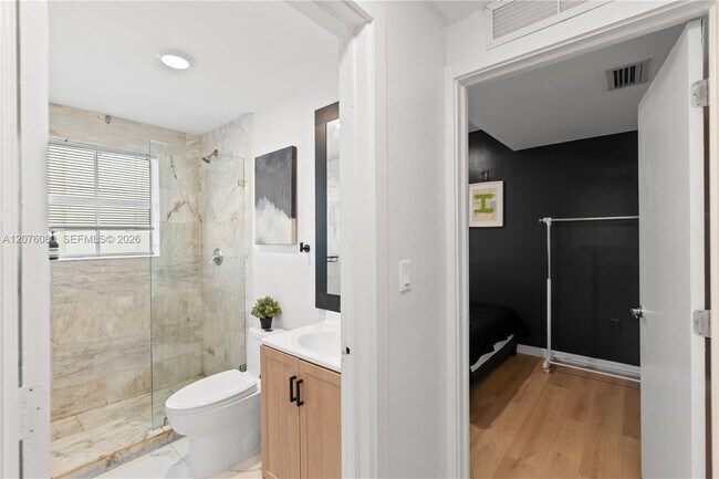 Building Photo - 810 7th St