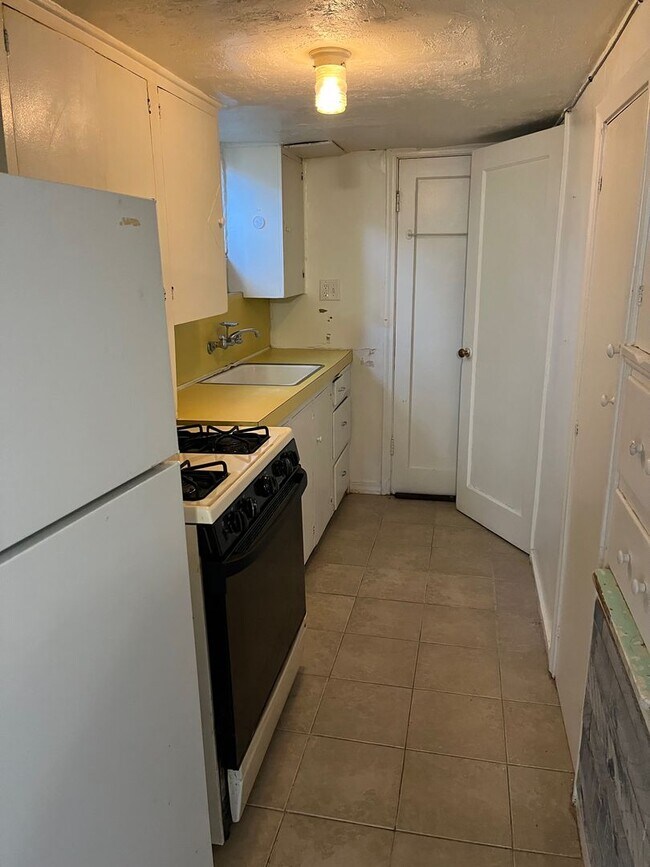 Building Photo - Spacious Studio Apartment