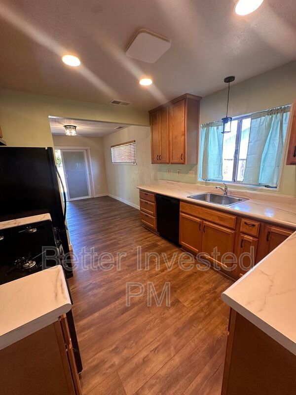 Building Photo - 719 Parkside Dr