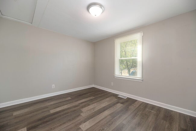 Building Photo - 210 Balfour Dr