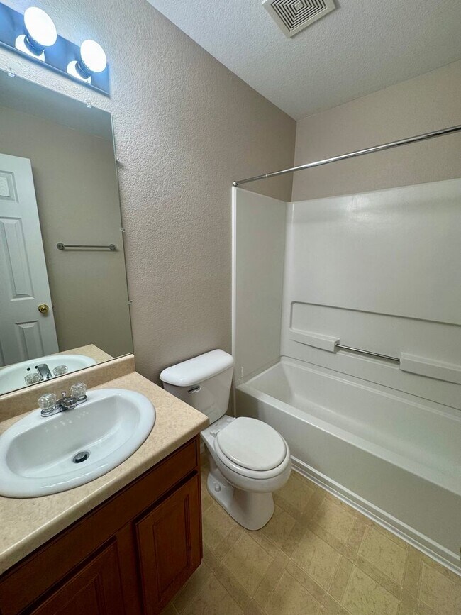 Building Photo - 3 Bedroom Home Close to Military Installations