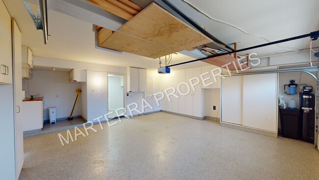 Building Photo - Spacious 4 Bedroom 2.5 Bath