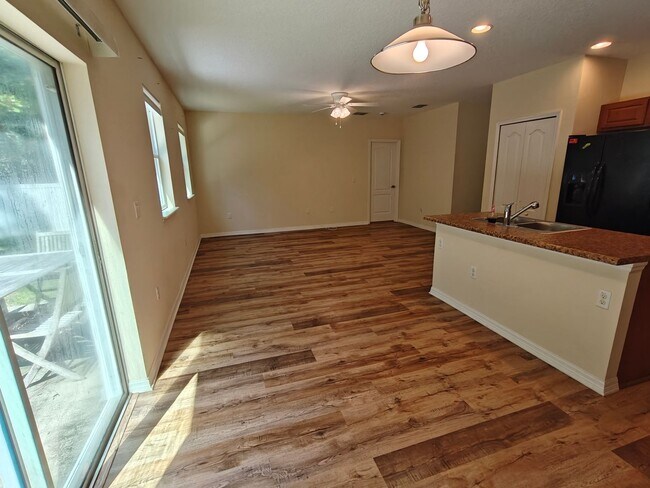 Building Photo - Charming & Modern 3-Bedroom Home with Brig...